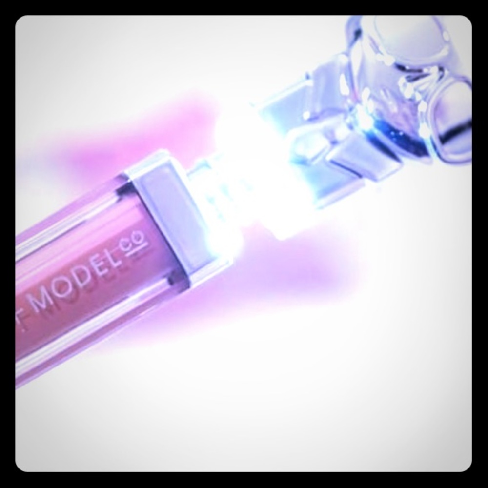Karl Lagerfeld Lights-up LIPGLOSS 💄